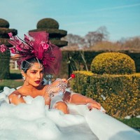 Priyanka juga memakai headpiece mewah dalam satu adegan di video klip. Ia pun terlihat memakai cape berbulu dari Elie Saab. Foto: Dok. YouTube/The Jonas Brother