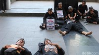 Aksi duduk dan berdiam diri dilakukan di pelataran Gedung KPK, Jakarta, Senin (4/3/2019).