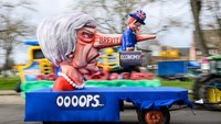 Salah satu isu yang diangkat dalam parade itu adalah persoalan Brexit yang tengah terjadi di Inggris. Upaya Inggris untuk keluar dari Uni Eropa nyatanya membuat sejumlah orang juga harus angkat kaki dari negara itu karena perubahan aturan tinggal bagi warga dari luar Inggris. Lukas Schulze/Getty Images.