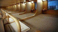 Tempat duduk di tiap gerbong sleeper train berbeda dengan kereta biasa. Istimewa/boredpanda.