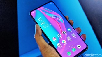 Layarnya bebas notch. Foto: Adi Fida Rahman/detikINET