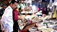 Blusukan ke Pasar Modern Bintaro, Jokowi terlihat sedang memperhatikan ragam ikan asin. Foto: Instagram