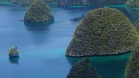 Kalau pantai yang satu ini, dijuluki sebagai Surga dari Timur Indonesia begitupun dengan kawasan lain di sekitarnya. Apa coba?