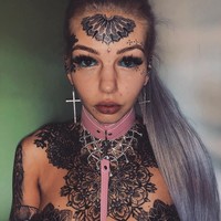 Wanita ini ingin berubah jadi manusia naga. Ia melakukan beragam prosedur kecantikan ekstrem untuk memodifikasi anggota tubuhnya.  Foto: dok. Instagram (@amber__luke)