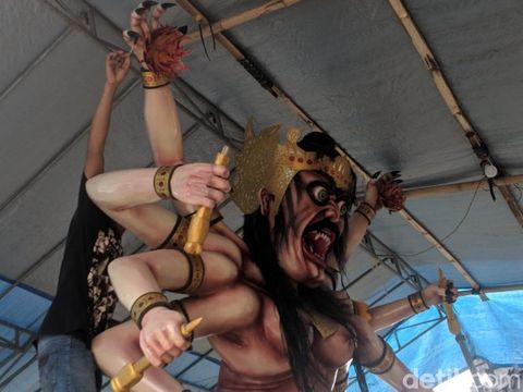 Pembuatan ogoh-ogoh di Desa Pancasila/