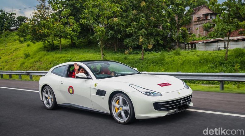 Indraguna Sutowo di Ferrari Foto: Ferrari Jakarta Indraguna Sutowo di Ferrari Foto: Ferrari Jakarta