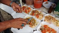 Bubur gerobakan yang satu ini berada di dekat Citywalk, Sudirman. Bubur Ayam Special Kota Gresik punya sambal yang pedas mantap sehingga disukai para pembelinya. Semangkuk bubur dijual seharga Rp 11 ribu.Foto: YouTube Street Food Village
