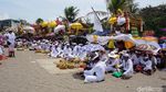 Umat Hindu Gelar Upacara Melasti di Pantai Petitenget Bali