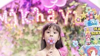 Lagi-lagi berpose dengan sebuah permen tangkai. Kali ini dengan permen berbentuk bunga di acara ulang tahun ke-5 nya bulan Juni 2017. Foto: Instagram ramadhanibakrie