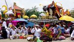 Umat Hindu Gelar Upacara Melasti di Pantai Petitenget Bali