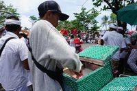 Upacara Melasti di Petitenget Bali, Pedagang Minuman Laris Manis