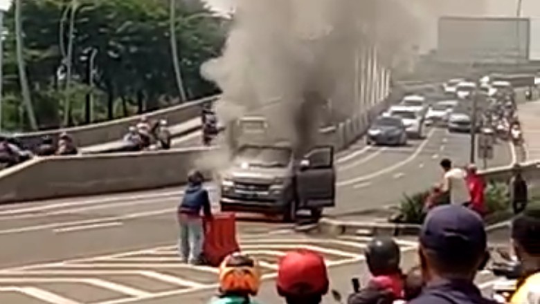 Mobil terbakar Foto: Mobil terbakar di flyover Summarecon, Bekasi (Isal Mawardi-detikcom) Mobil terbakar Foto: Mobil terbakar di flyover Summarecon, Bekasi (Isal Mawardi-detikcom)