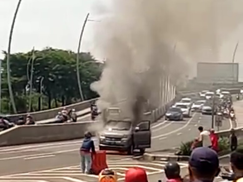 Foto: Mobil terbakar di flyover Summarecon, Bekasi (Isal Mawardi-detikcom) Foto: Mobil terbakar di flyover Summarecon, Bekasi (Isal Mawardi-detikcom)