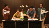 Presiden Direktur PT Astra International Tbk Prijono Sugiarto mengatakan, Pembentukan perusahaan patungan dan partisipasi Astra dalam pendanaan seri F menunjukkan kepercayaan kami kepada GoJek sekaligus wujud nyata dari eksplorasi kerjasama kami untuk menciptakan sinergi dengan bisnis otomotif Astra. Pool/Astra.