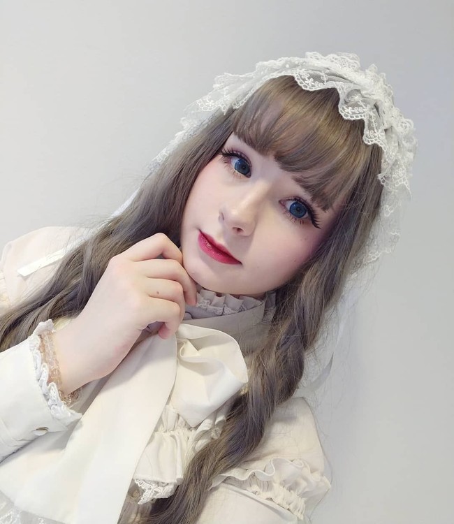 Gaya Victorian pilihannya sering menuai pujian netizen karena terlihat cocok dengan wajahnya yang mirip boneka.  Foto: Instagram