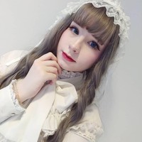 Gaya Victorian pilihannya sering menuai pujian netizen karena terlihat cocok dengan wajahnya yang mirip boneka.  Foto: Instagram