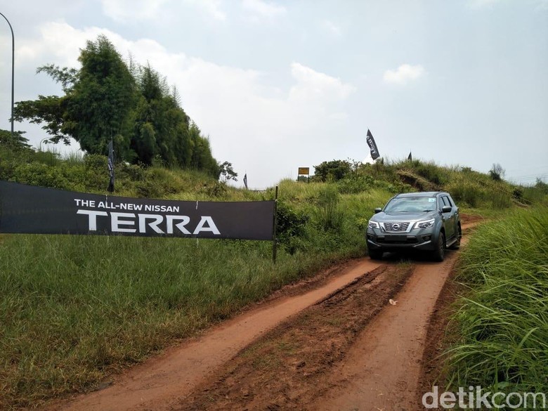  Nissan  Terra  Masih Sulit Dobrak Dominasi Pajero Sport dan 