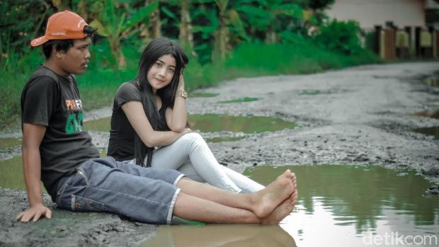 Pemuda Lakbok Ciamis Juga Protes Jalan Rusak Lewat Aksi Foto