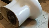 Kloset di kamar itu dibongkar, dibiarkan dalam kondisi terbaring. Foto: Hotel tempat Andi Arief ditangkap/Istimewa