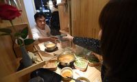 Selain Makan, Pengunjung Jomblo di Restoran Hot Pot Ini Bisa Kencan Dadakan