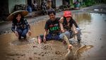 Lagi, Gadis Unyu-unyu Main Lumpur Sebagai Bentuk Protes Jalan Rusak