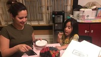 Sebelum dimakan, Mikhayla mencolek cake dengan lelehan cokelat lengkap dengan topping aneka buah beri. Nyam! Foto: Instagram ramadhanibakrie