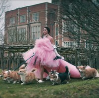 Danielle Jonas, istri dari Kevin Jonas memakai gaun tulle putih, lalu mengubah penampilannya dengan gaun pink Giambattista Valli yang dipadankan bersama sarung tangan. Foto: Dok. YouTube/The Jonas Brother