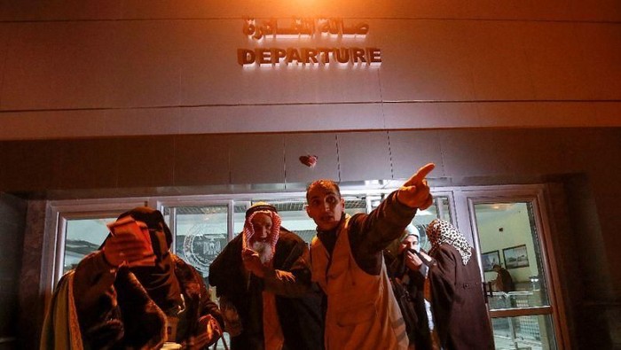 Palestinians get ready to board a bus at the Rafah border between the Gaza Strip and Egypt on March 3, 2019 as they make their way to Saudi Arabia for the Muslim umra pilgrimage (AFP Photo/SAID KHATIB)