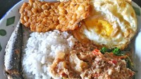 Siapa ngga tergoda? Nasi hangat ditambah sambal tumpang plus telor ceplok, pindang goreng dan kerupuk gendar yang sedap ini. Mari sarapan! Foto : Instagram @pendekarkolosal