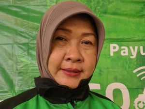 Jadi Driver Go-Jek, Emak-emak Ini Bisa Nabung buat Umrah