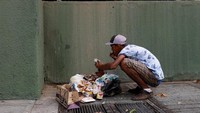 Salah satu cara yang digunakan warga Venezuela untuk bertahan hidup dari krisis yang terjadi di negaranya adalah dengan mencari sisa-sisa makanan dari tempat sampah.