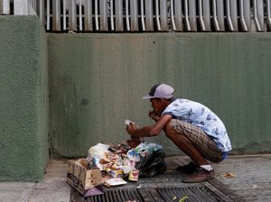 Dampak Krisis Venezuela, Warga Cari Makan di Tempat Sampah