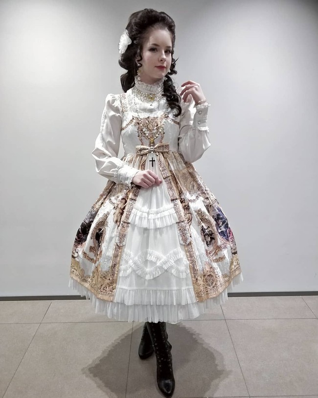 Keputusan Nea untuk bergaya Lolita setiap hari didukung oleh ibunya. Meski sering dilihat aneh saat berjalan di tempat umum, Nea merasa lebih percaya diri. Foto: Instagram