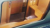Bentuknya memanjang supaya memungkinkan para penumpang terlentang dan tidur. Istimewa/boredpanda.