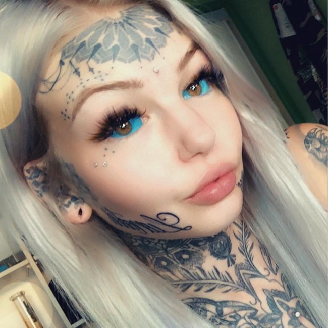 Mata birunya tersebut adalah hasil dari tato sehingga warna retinya berubah. Tindakan gilanya itu mengancam kesehatannya yang memicu kebutaan.  Foto: dok. Instagram (@amber__luke)