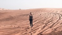 Kalau ini saat Karraminah jalan-jalan di Gurun Sharjah, Dubai. (Instagram/@karraminah)