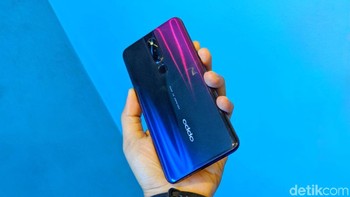 Bagian belakang Oppo F11 Pro dibuat gradasi biru, hitam, ungu. Foto: Adi Fida Rahman/detikINET
