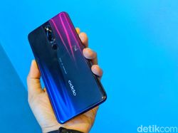 Menggenggam Oppo F11 Pro yang Kece