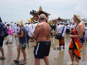 Upacara Melasti di Bali Jelang Nyepi Dikagumi Wisman