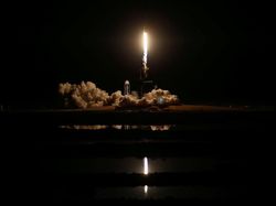 Potret Kece SpaceX Rapatkan Kapsul Luar Angkasa di ISS
