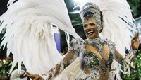 Karnaval Samba di Brasil kembali digelar di Rio de Janeiro. Ribuan penari samba berkumpul untuk menampilkan kemampuan mereka dalam menari samba. Buda Mendes/Getty Images