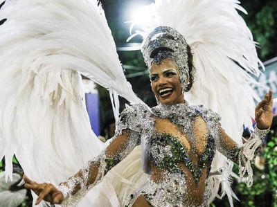 Pesona Para Gadis Penari Samba di Karnaval Brasil