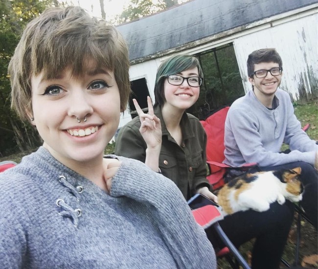 Yang lebih gila, Karalyn lah yang lebih dulu mengenal WIL dalam pernikahannya dengan sang suami, Justin. Semua kegilaan itu bermula saat dia mengungkapkan pada Justin mengenai sisi dirinya yang mengejutkan yaitu bahwa dia tak hanya menyukai pria, tapi juga wanita. Foto: Instagram/@karalyncat