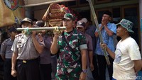 Isak tangis mewarnai pemakaman tiga remaja asal Indramayu yang tewas di Gunung Tampomas, Sumedang, Jawa Barat. Jasad ketiga remaja itu tiba di Indramayu sejak Senin (4/3/2019) dini hari.