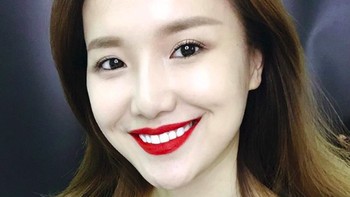  Dia adalah He Yuhong seorang makeup artis dan vlogger berusia 26 tahun asal China. Dengan bakat makeupnya ia bisa mengubah dirinya menjadi siapapun termasuk selebriti dunia. Foto: Bored Panda