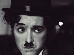 Seperti Bunglon, Wanita Ini Bisa Berubah-ubah Wajah