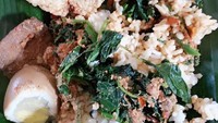 Telor pindang dan kerupuk gendar serta rempeyek bikin nasi sambal tumpang makin sedap saja. Foto : Instagram @ivonceria