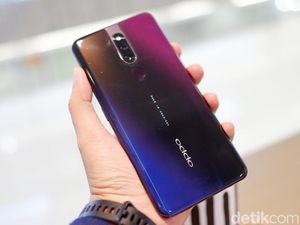 Menggenggam Oppo F11 Pro yang Kece
