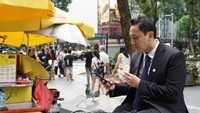 Saat mengunjungi Singapura, Diaz dengan pede jajan es krim dan menyantapnya di pinggir jalan. Di sini ia sibuk makan es krim sambil update status di Instagram. Foto: instagram @diaz.hendropriyono