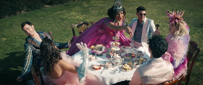 Reuni Jonas Brother menghasilkan video klip terbaru berjudul Sucker. Pacar dan istri para pria Jonas pun menjadi model video klipnya, yaitu Priyanka Chopra, Sophie Turner dan Danielle Jonas, atau kini dikenal sebagai J Sisters. Foto: Dok. YouTube/The Jonas Brother